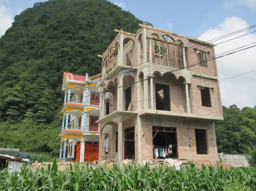 原创老兵重返越南,寻访昔日战场:泥巴房没变,村寨多陵墓