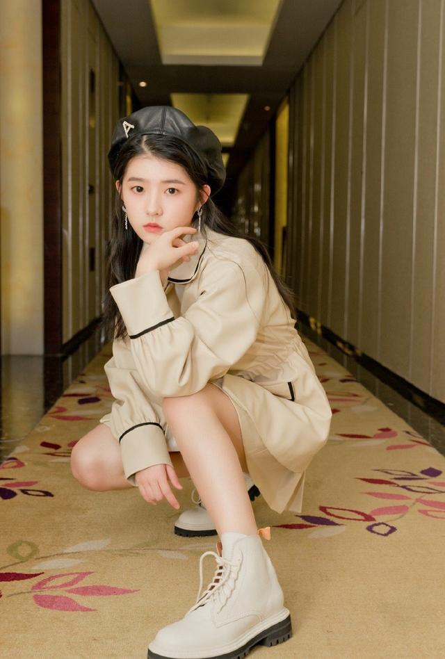 何蓝逗终于不像小学生了黑白配搭马丁靴戴贝雷帽变身甜美少女