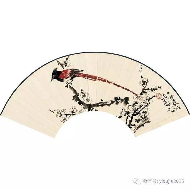 扇面狭长而且容易弯曲,构图要取平,不可随弯就曲,题款如需竖行要顺着