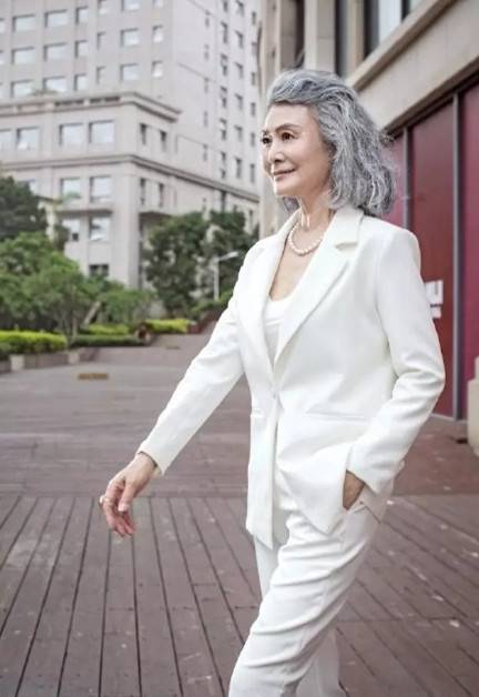 一群快300岁的老奶奶在抖音爆红举手投足都是中国女人的优雅