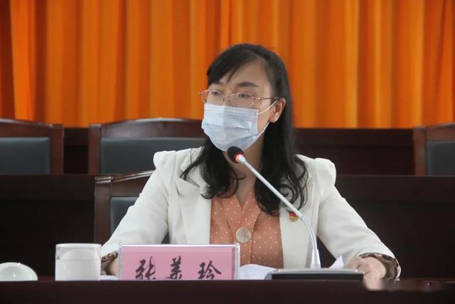 平南县委常委,宣传部长张美玲在会上学习传达全国,全区,全市宣传部长