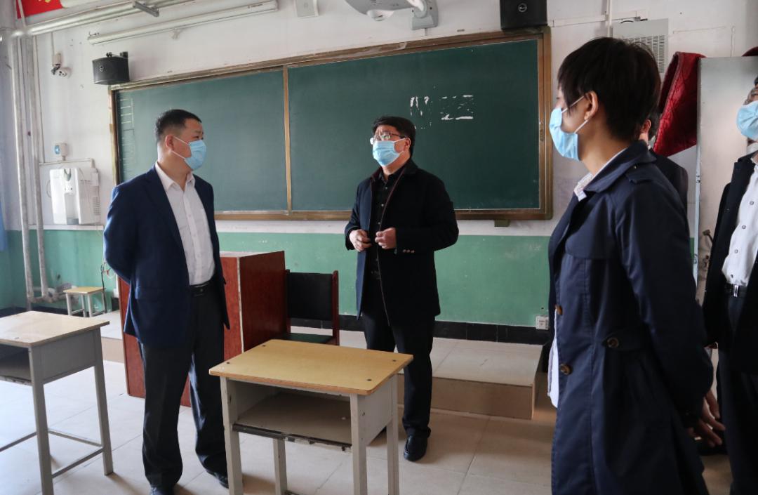 李行军一行先后到柏乡中学,槐阳中学实地查看了教室,学生宿舍,餐厅等