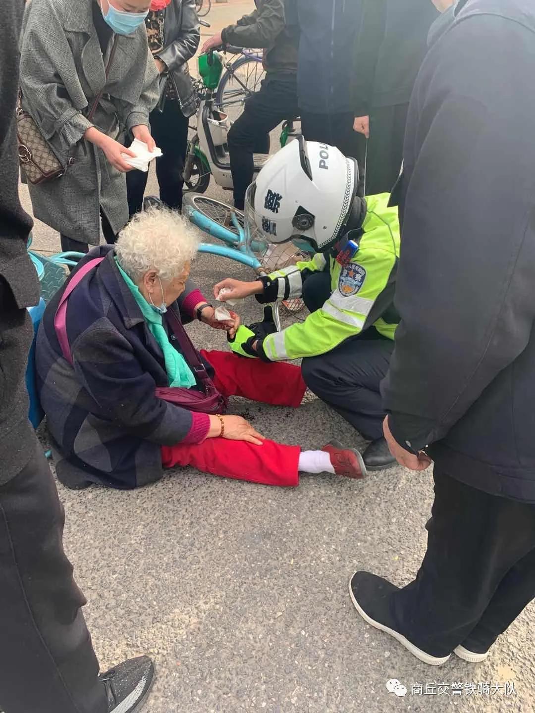 八旬老人摔伤手指流血商丘铁骑队员帮忙包扎暖心