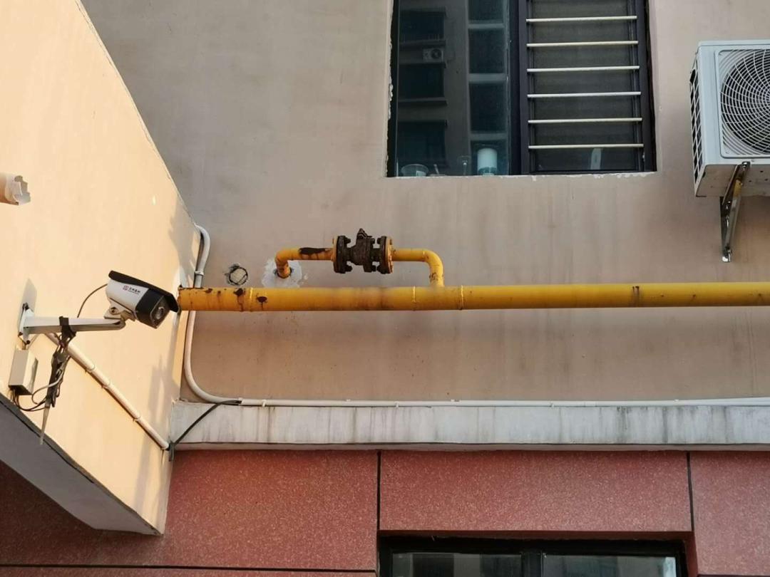 汇丰国际小区某处天然气管道黄色防护漆脱落腐蚀严重