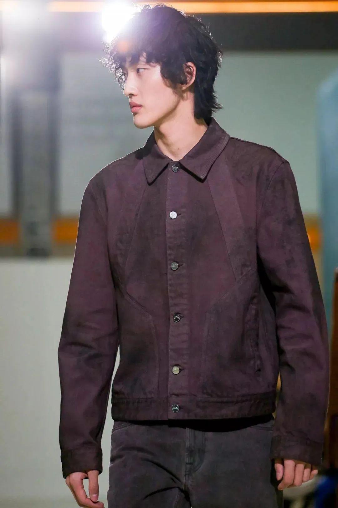 多才多艺的卷发男孩儿由全盛真香