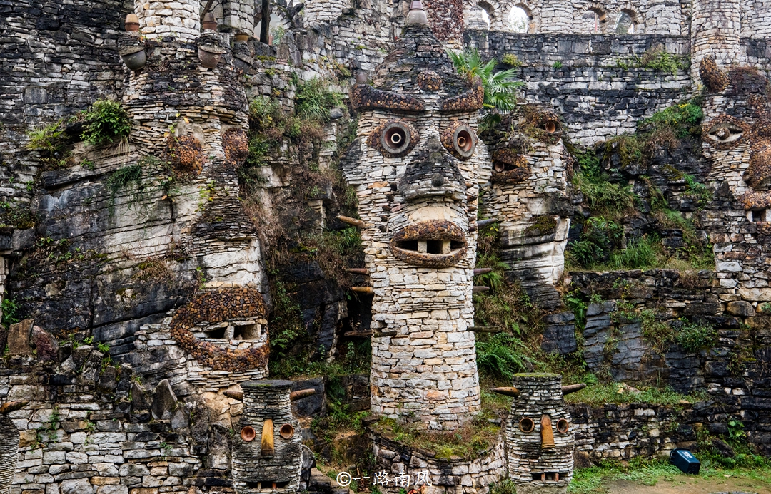 但见各种石柱从山谷河边蔓延到山顶,这些石柱子上面都砌出了人脸图案