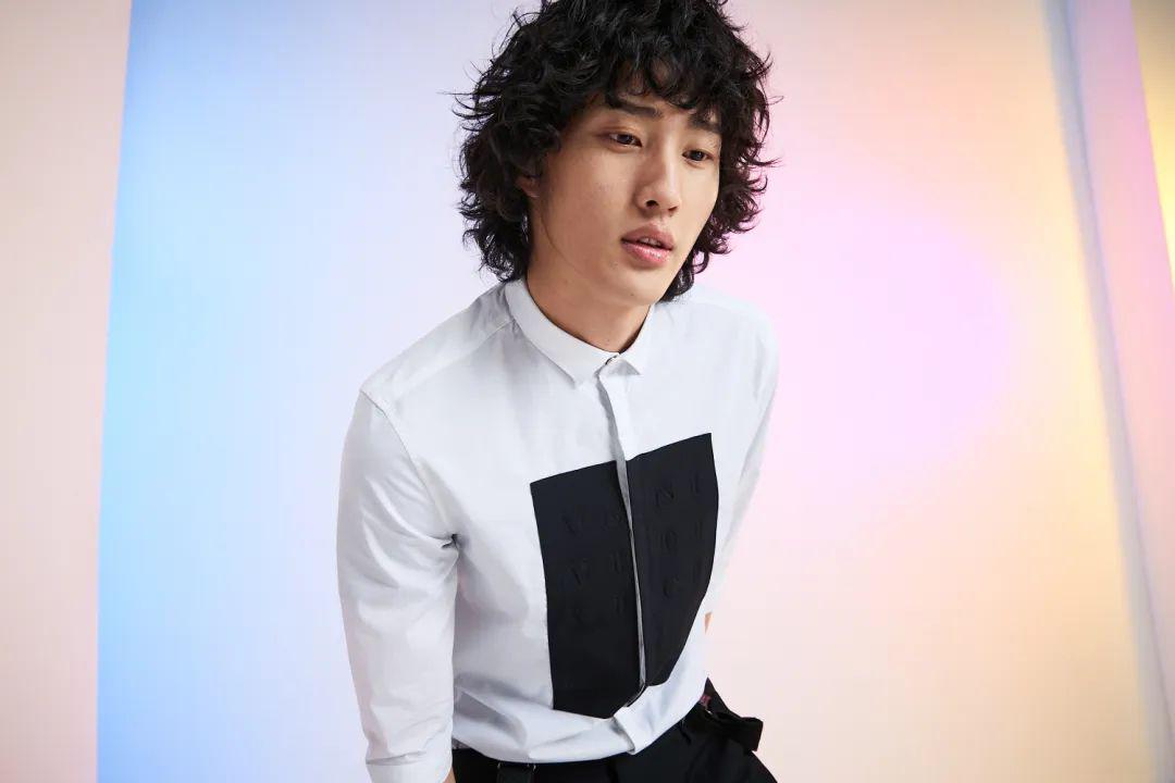 多才多艺的卷发男孩儿由全盛真香