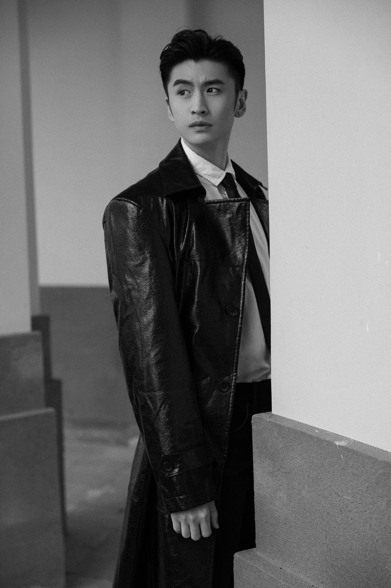 张云龙最新大片超带感 再现剧中黑色皮衣杀