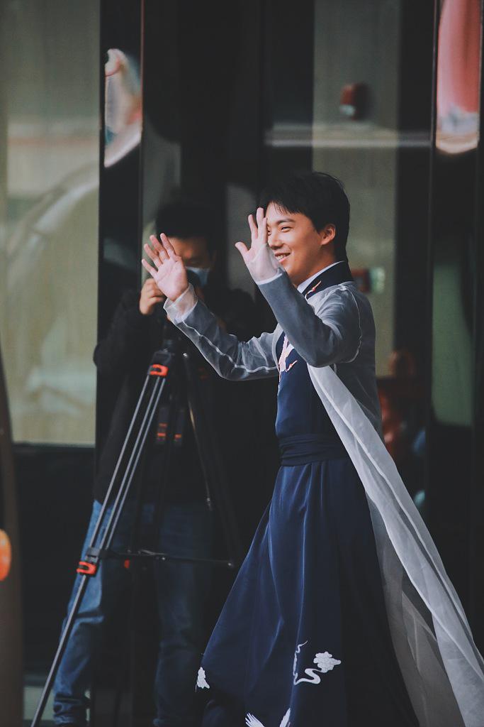 郭麒麟穿古装变身翩翩少年甜笑招手超暖心