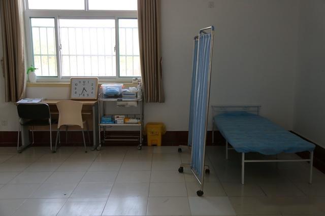 学校还设立了紧急隔离点,一旦有学生出现发烧的情况,将立即送往紧急