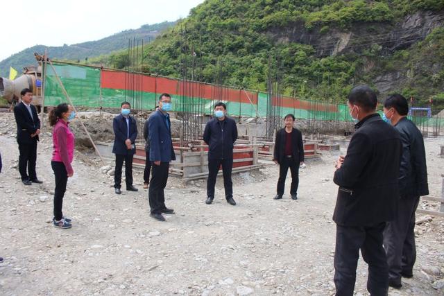 郧西教育局局长杨耀东深入关防学校调研指导工程项目建设情况