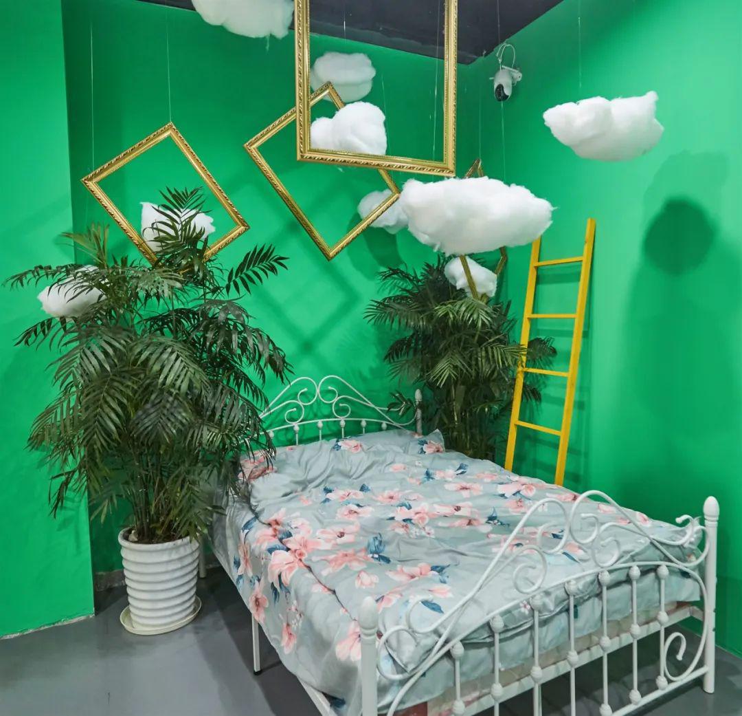 该场景的布置,想象天马行空将少女的梦境幻化作云将梦中之景记载入