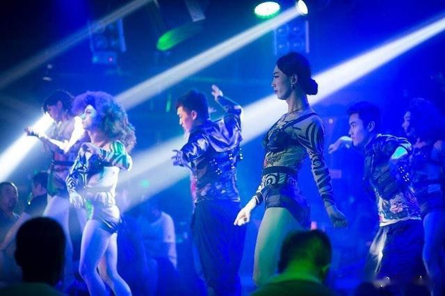 安康男孩在西安当反串演员妆容妩媚体态优雅曾被酒吧男子要电话