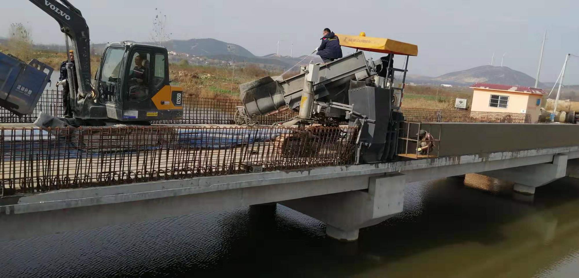 随着我国加快高速公路建设速度,水泥混凝土路面滑模机械-路缘石滑模摊