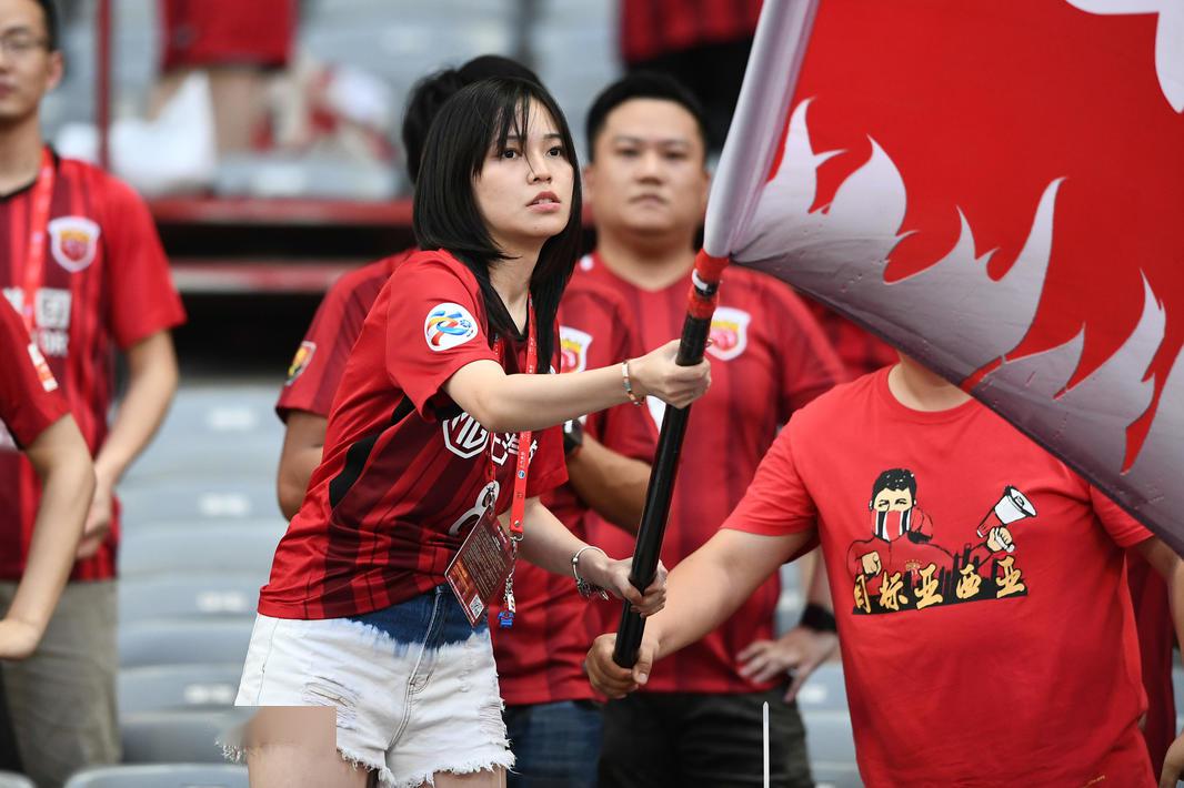 上海上港美女球迷集红色风暴惹人怜