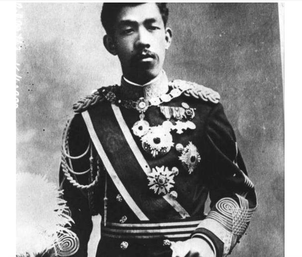 日陆军三羽乌秘密开会守门的人后来迅速崛起成为侵华大魔头