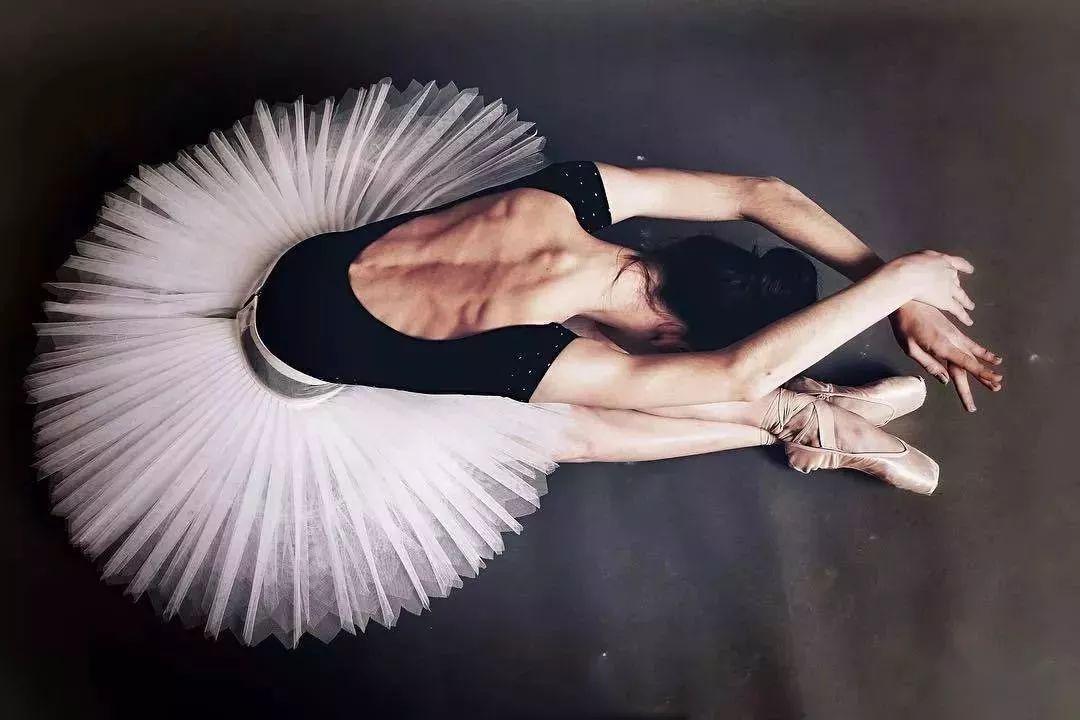 据说每一个舞者的后背,都能迷倒一万个"彭于晏"!_芭蕾