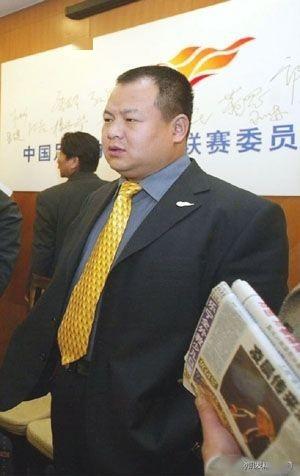 接手山东足球之后的首任总经理,是戴着一副金丝眼镜,温文尔雅的邵克难