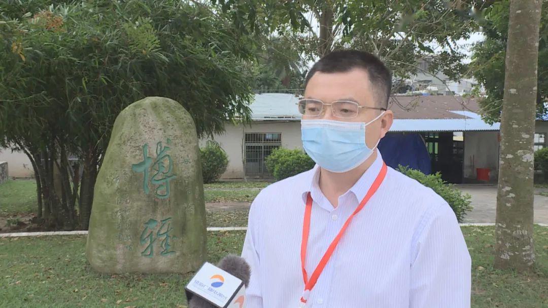 长坡中学校长 李成渊加强对学生的爱国主义教育,爱国卫生教育,让学生