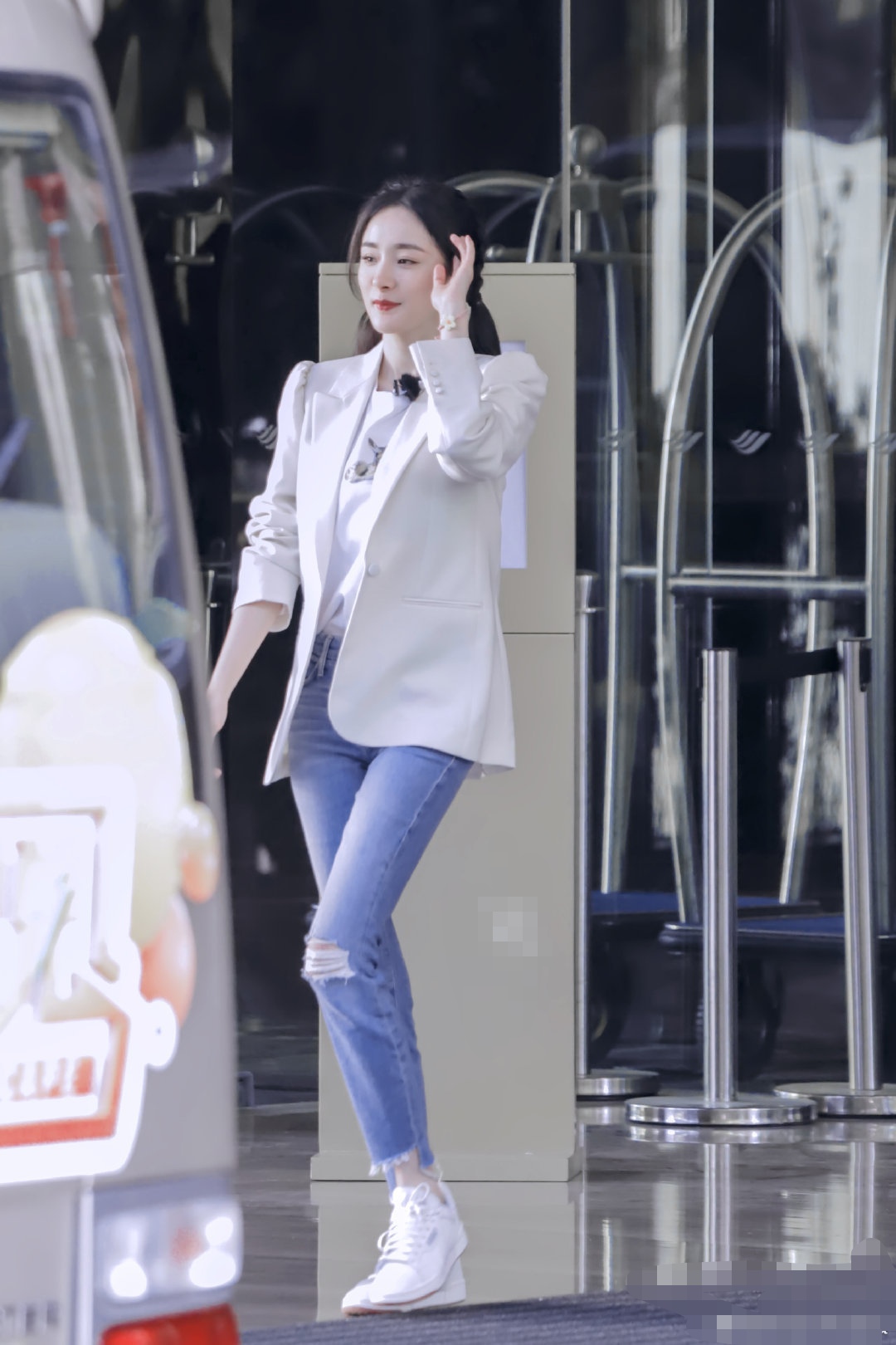 杨幂综艺路透曝光穿白西装扎双马尾嫩过17岁少女