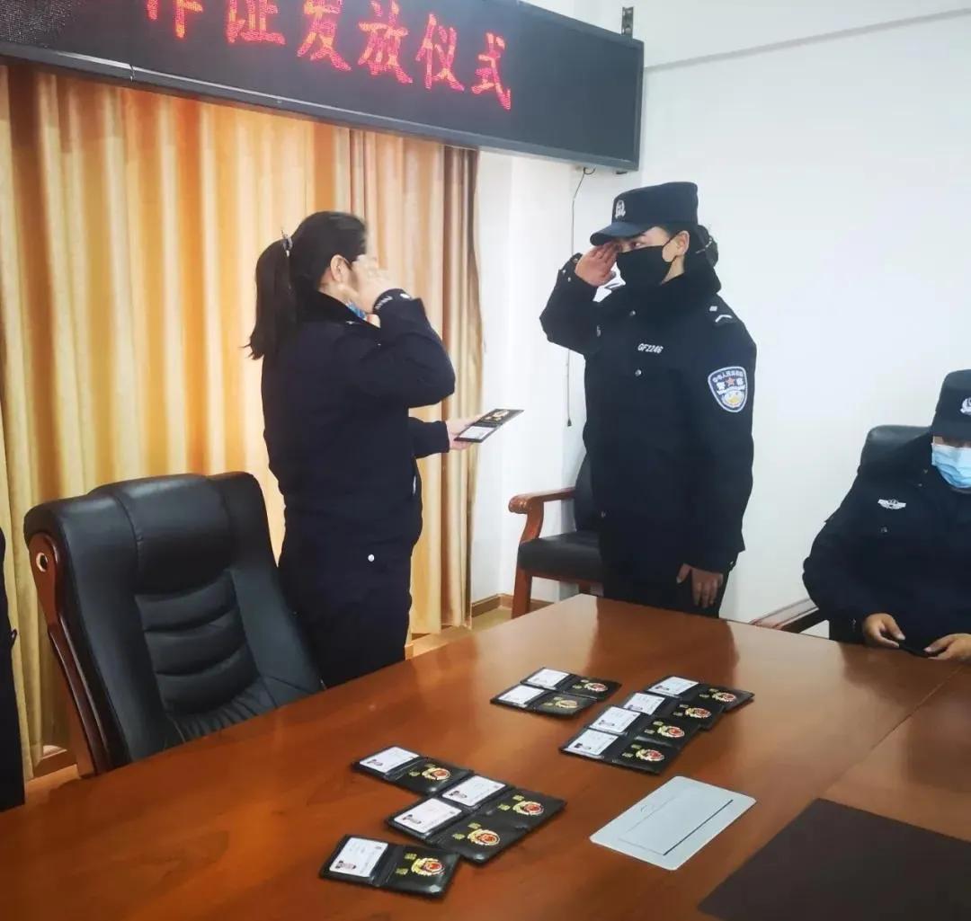 輔警工作證參照人民警察警官證尺寸,內容進行了統一規範,採用隱形油墨