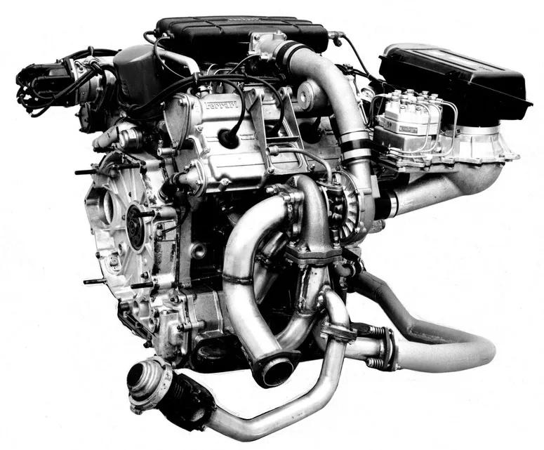 0升的四缸小发动机带了个涡轮,最终有220匹马力)(图:f40的车背部是一