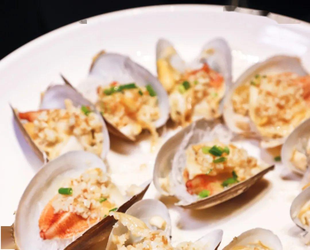 来自北海的新鲜蚌仔,看着十分肥美, 采用清蒸的方式来锁住食物最原汁