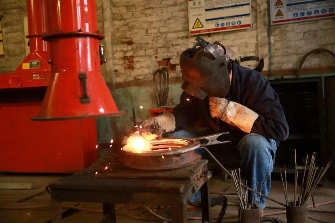 他对此进行攻关因与法兰连接处焊波裂纹而报废有许多报废的柴油机大