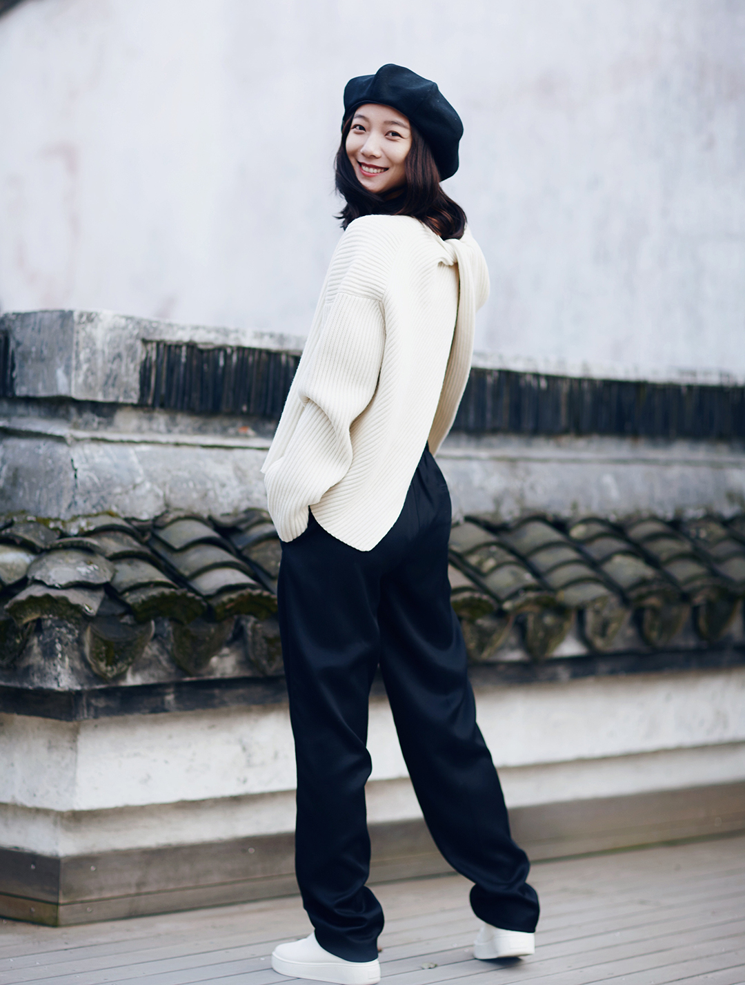 36岁王珞丹不走寻常路开衫毛衣反着穿大胆露背169身高腿真长