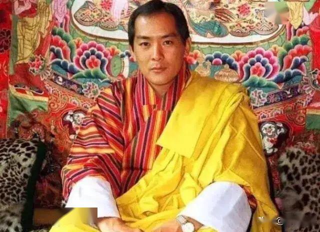 他是不丹最帅国王,与子同框似兄弟,娶4位同胞姐妹花共享一夫!