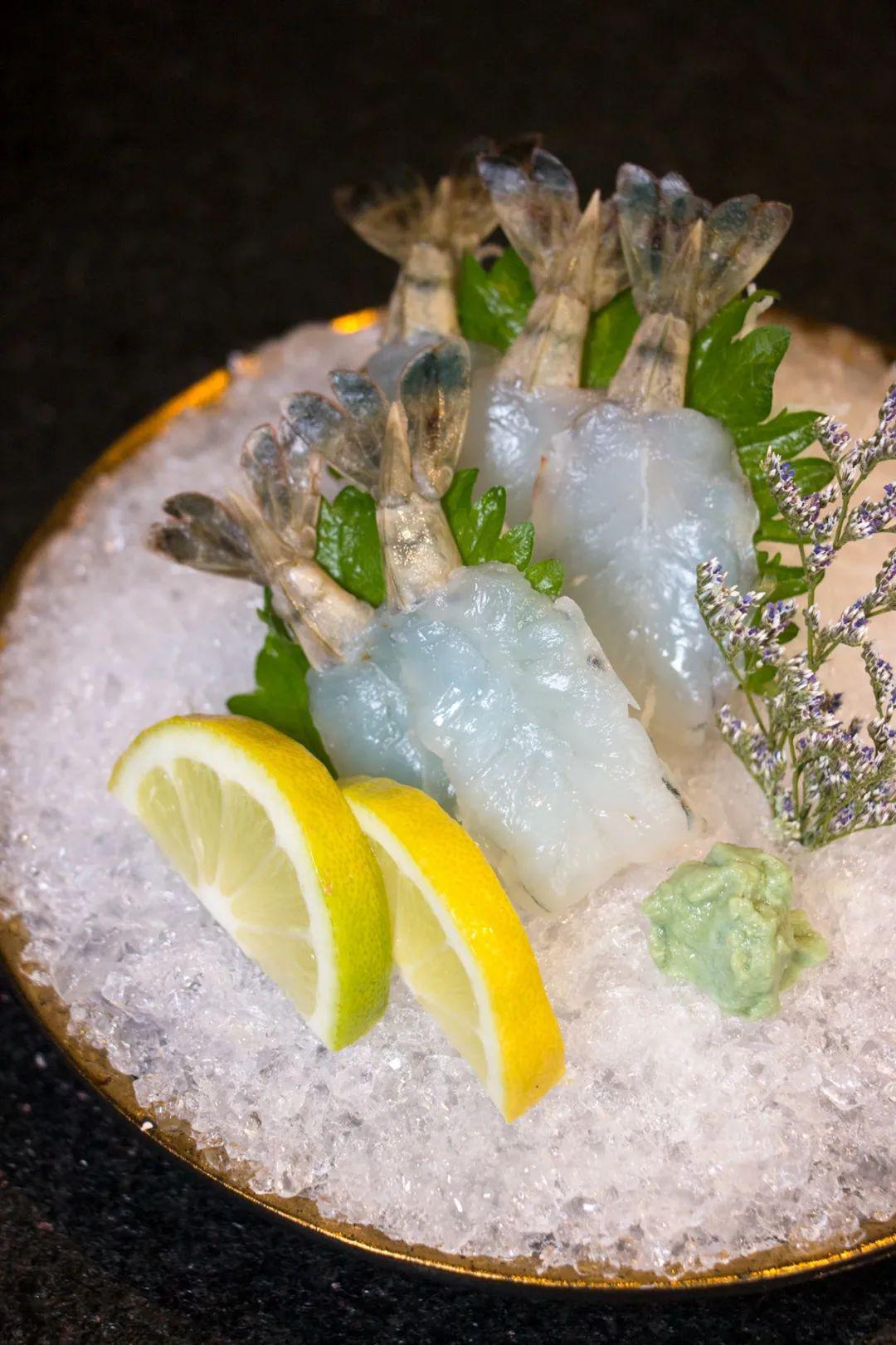 如果觉得不够过瘾,可以直接来一艘刺身船,一口一个,爽歪歪!