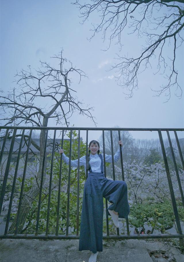 何蓝逗终于不像小学生了黑白配搭马丁靴戴贝雷帽变身甜美少女