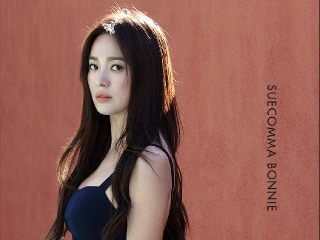 宋慧乔吊带搭配裙装尽显优雅和性感