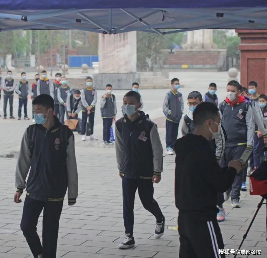 热心网友说:神兽归来,成都石室外语学校的春天有了焦点!