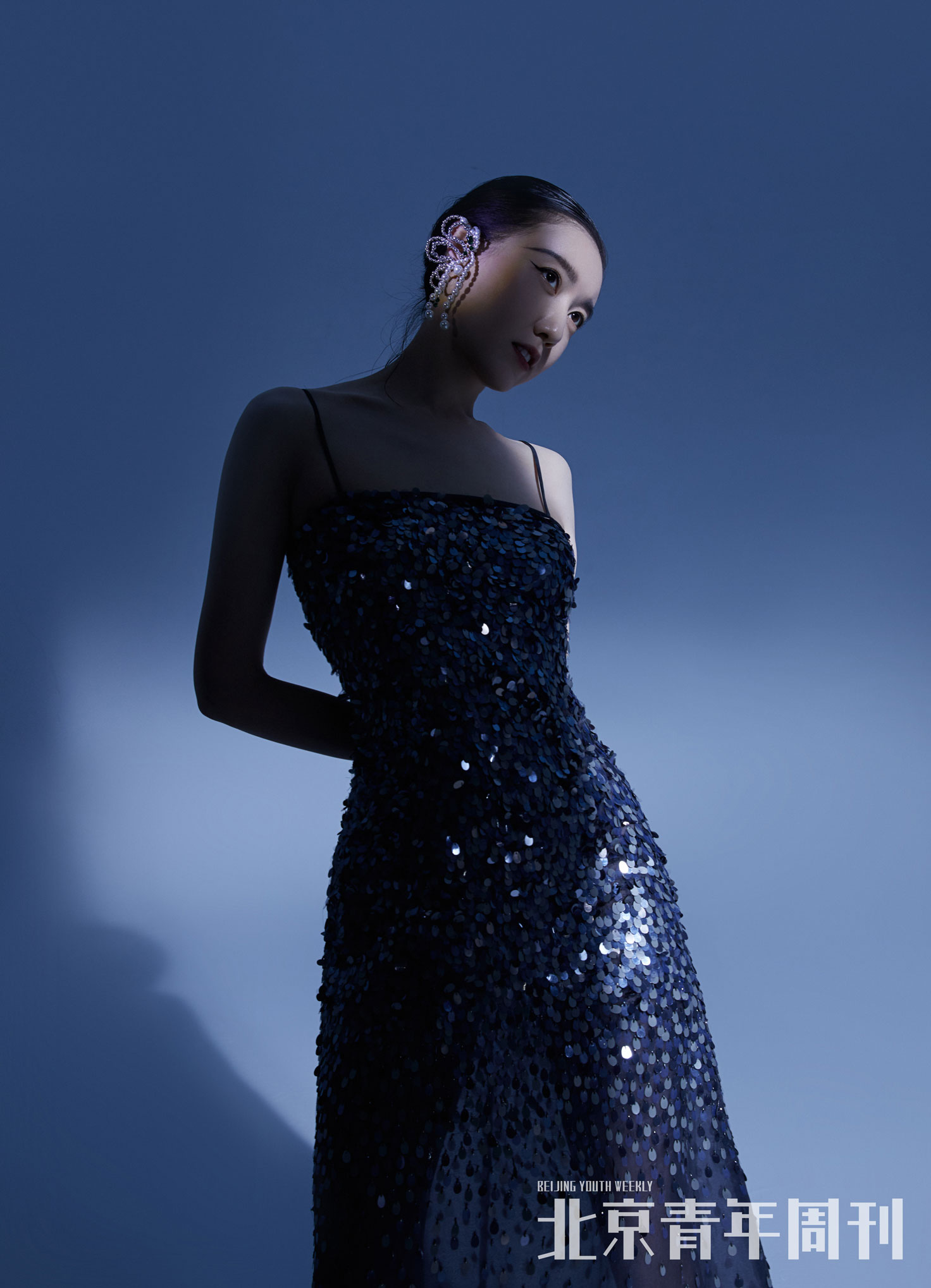 演员高露光影魅力大片曝光多套look大展前卫超a时尚感