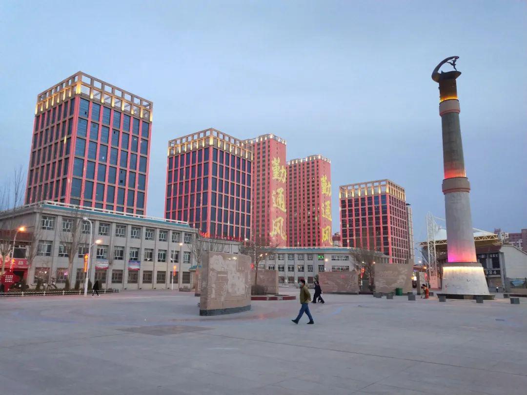 该项目建设与格尔木市地标建筑融为一体,格尔木大桥设计动点渐变的