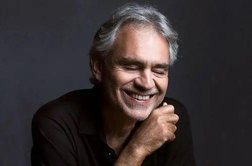 安德烈·波切利(andrea bocelli),意大利著名盲人男高音歌手,毕业于