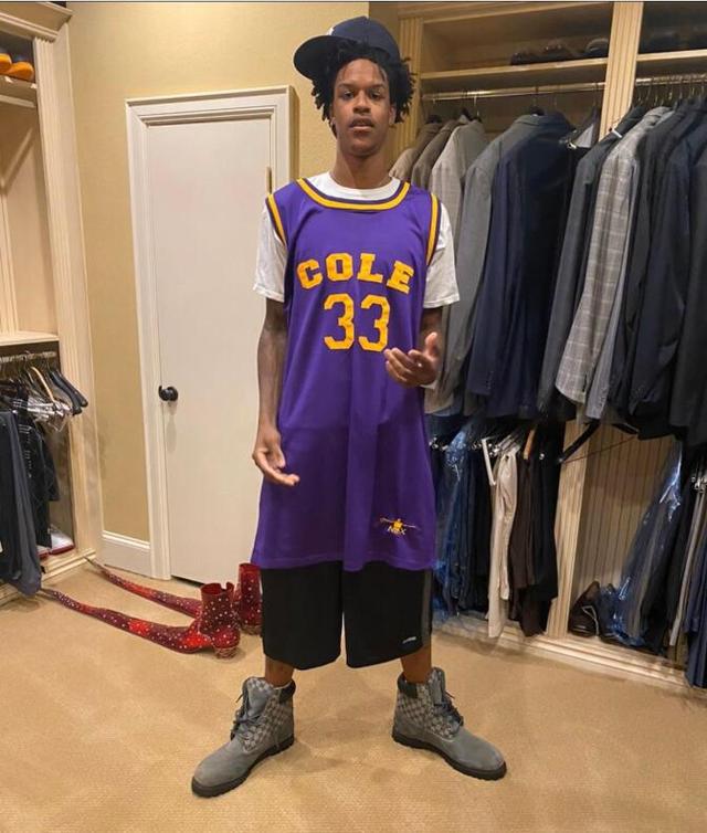 太大了,沙里夫-奥尼尔穿上父亲高中球衣