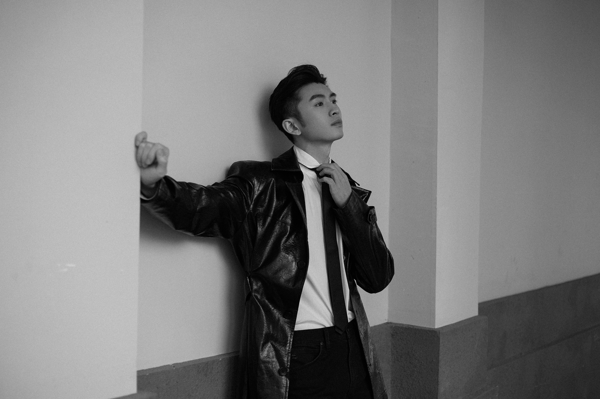 张云龙最新大片超带感 再现剧中黑色皮衣杀