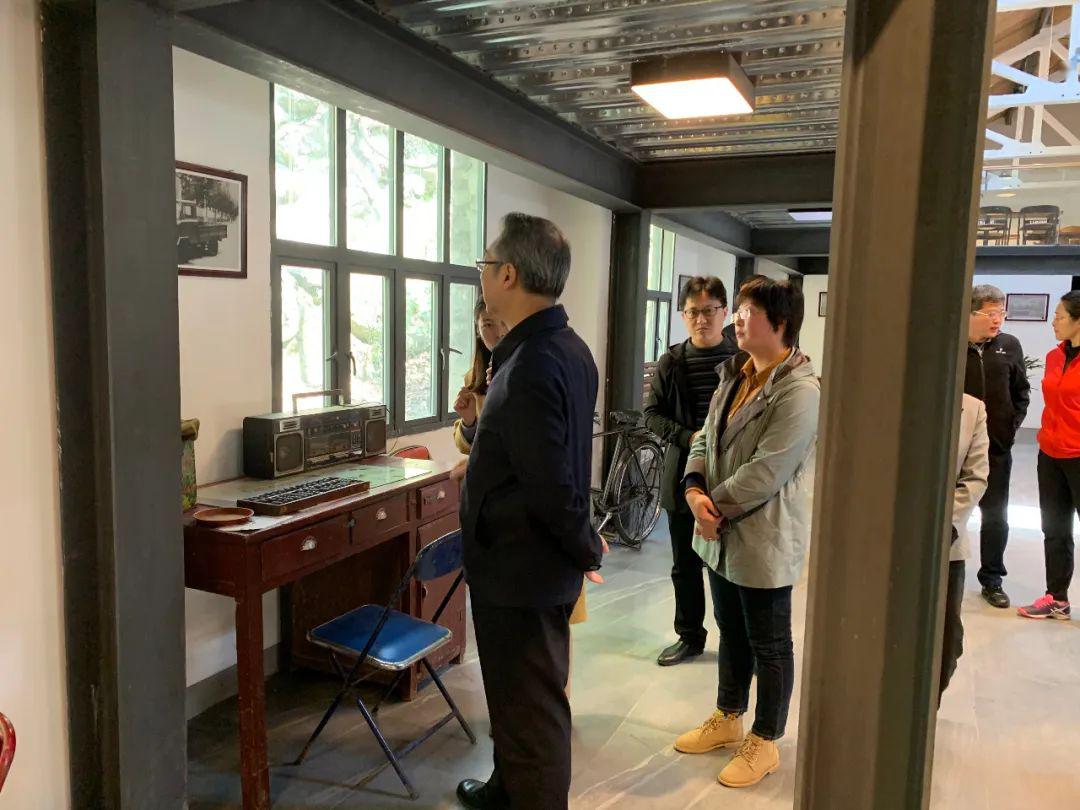 作家村里来探春——全域旅游考察团观摩月亮湾_陈冰冰