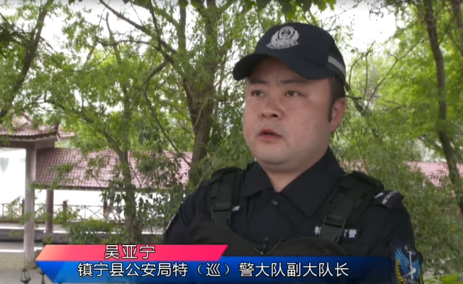 镇宁公安局特(巡)警大队副大队长 吴亚宁:果然,卧室内有一个提着刀的