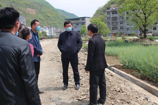 郧西教育局局长杨耀东深入关防学校调研指导工程项目建设情况