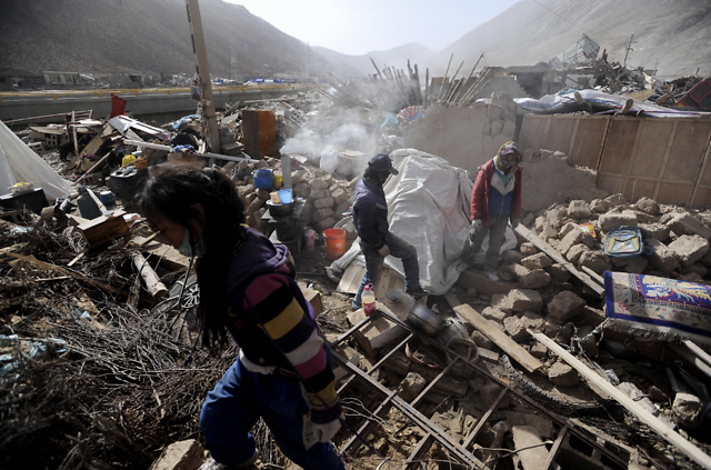 玉树地震死人火烧图片图片