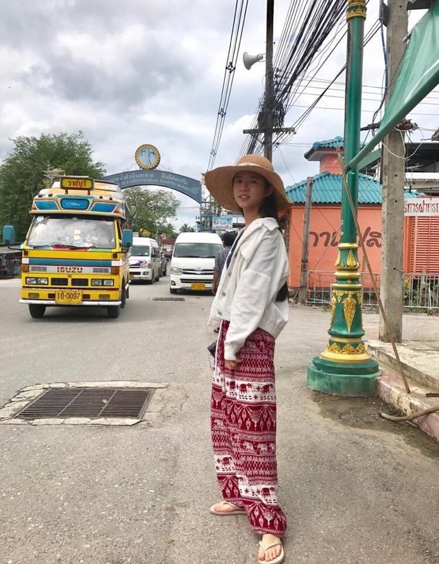 何蓝逗终于不像小学生了黑白配搭马丁靴戴贝雷帽变身甜美少女