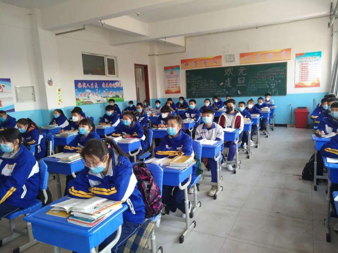 锡林郭勒盟多伦县第四中学防疫工作人员正在进行教学场所消杀.