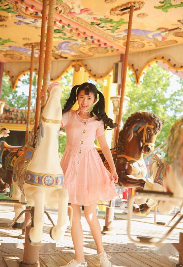 何蓝逗终于不像小学生了黑白配搭马丁靴戴贝雷帽变身甜美少女