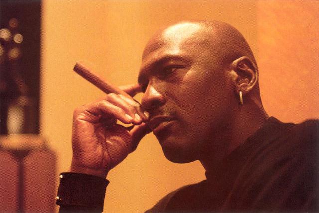 广为流传,图片中的他看上去不像是篮球运动员,反而更像是一个商界大佬