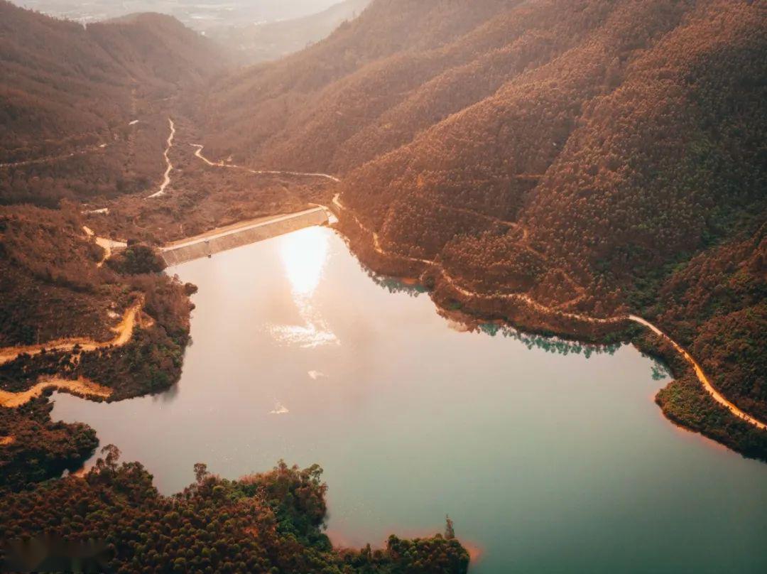 像是守护着这独特的水库这里有着连绵不断的山脉北峰山水库风光无限好