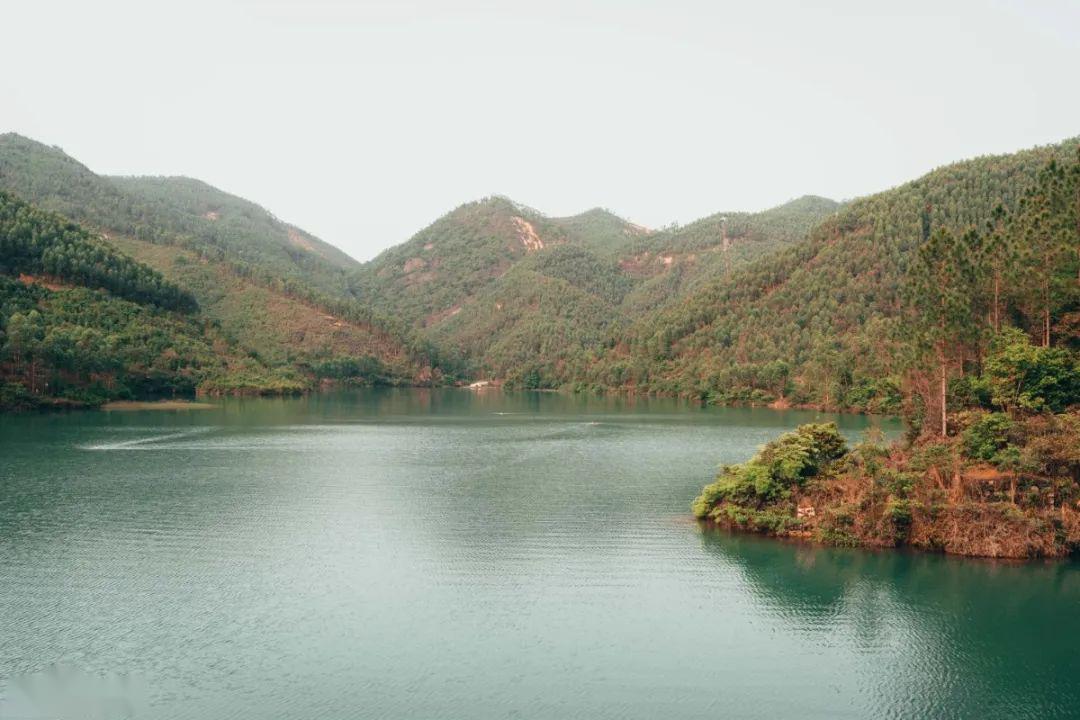 这是对北峰山水库最好的诠释了水上如诗如歌,水下生机蓬勃水上,水下都