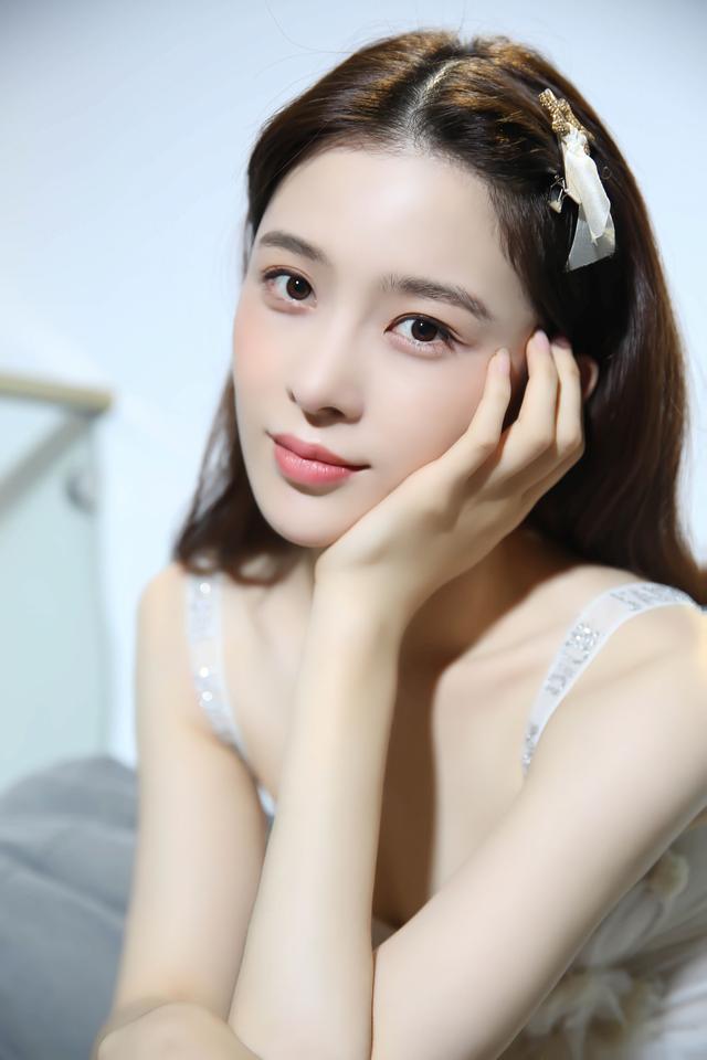 照片中赵樱子与生俱来的仙气,怎么都遮挡不住,让人